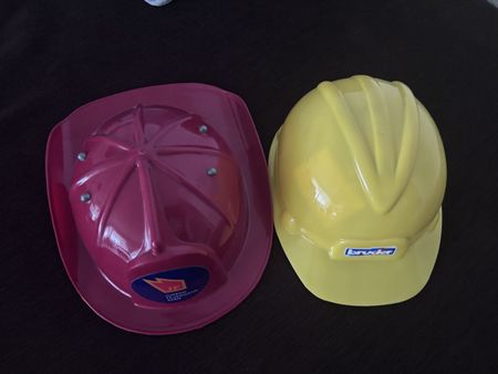 Feuerwehrhelm und Bauhelm