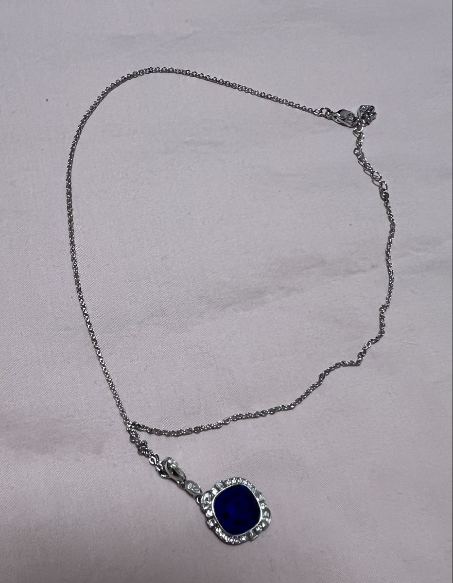 Swarovski Colliers: Silberfarbene Halskette mit blauem Stein - Modeschmuck! – D'occasion à Altstätten SG par Faz64 2