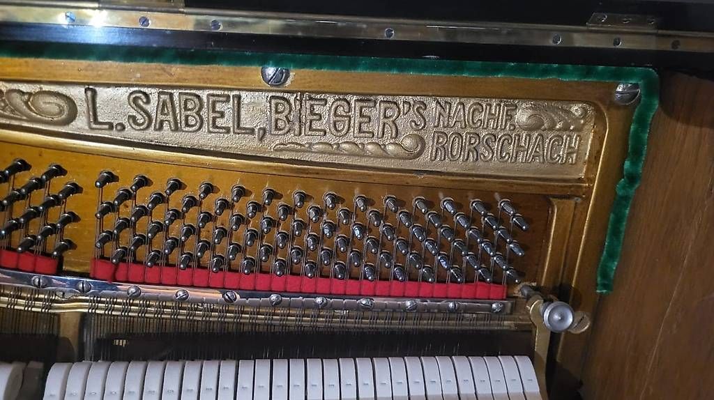 Instruments de musique: Restauriertes antikes Schweizer Klavier (ca. 1900)  – D'occasion à Oberuzwil par sus_5vxh 2