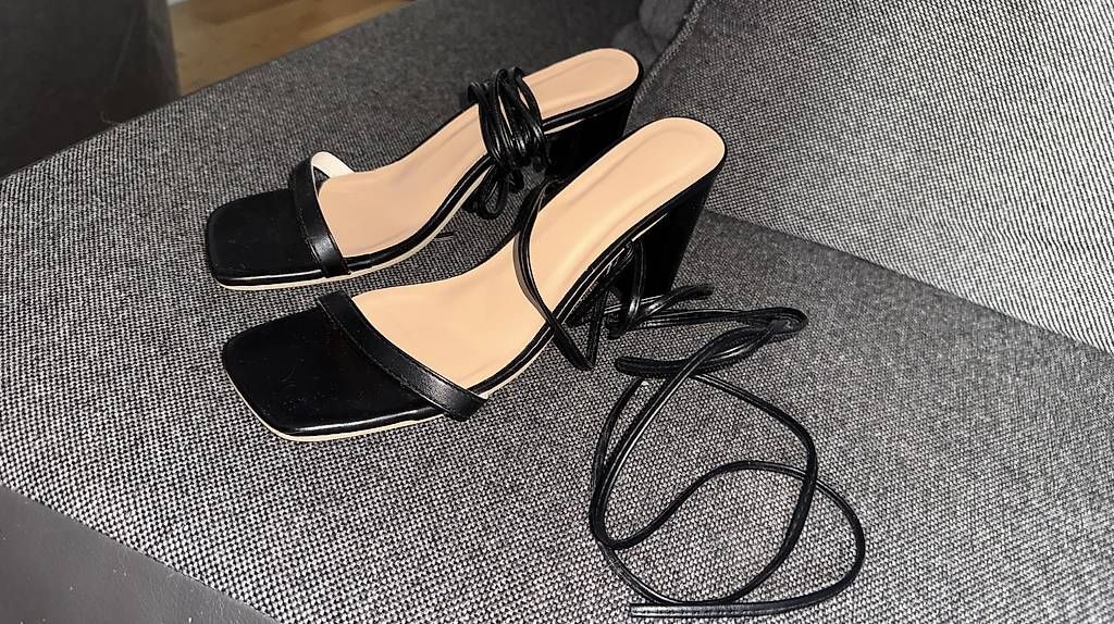 Scarpe da donna: SCHWARZE SANDALETTEN MIT ABSATZ – Usato da Gossau SG venduto da 2002gomes2002 1