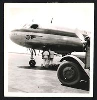 2 Fotografien Convair Flugzeug OO-AWQ, s