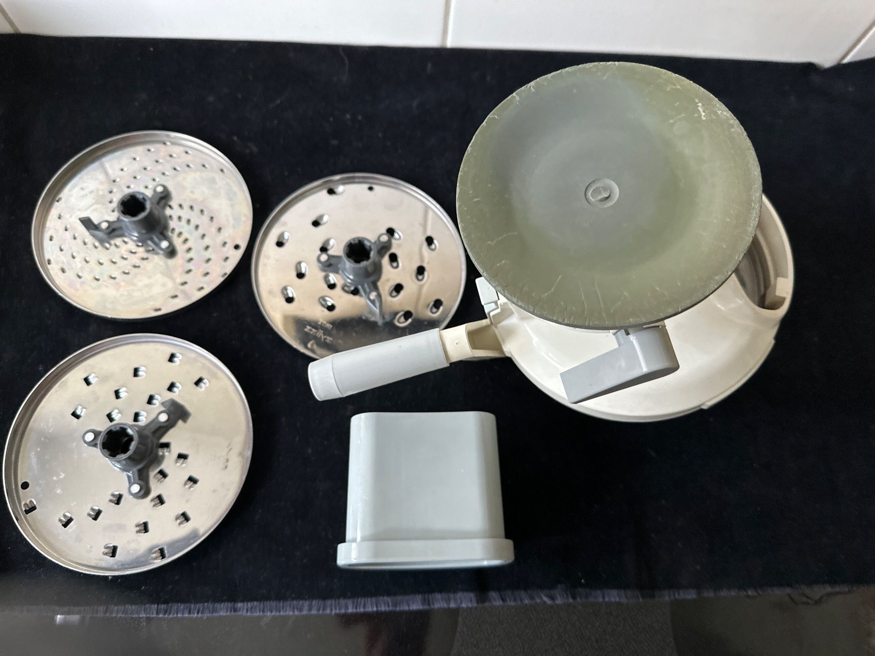 Zyliss Elettrodomestici da cucina: Zyliss-Raffel mit 4 verschiedenen Einsätzen – Difettoso da Zürich venduto da Chaeffeler 3