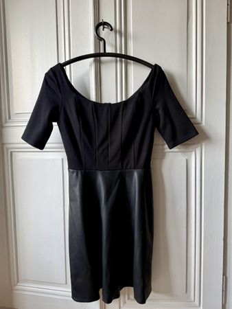 Robe noire, jupe en cuir vegan