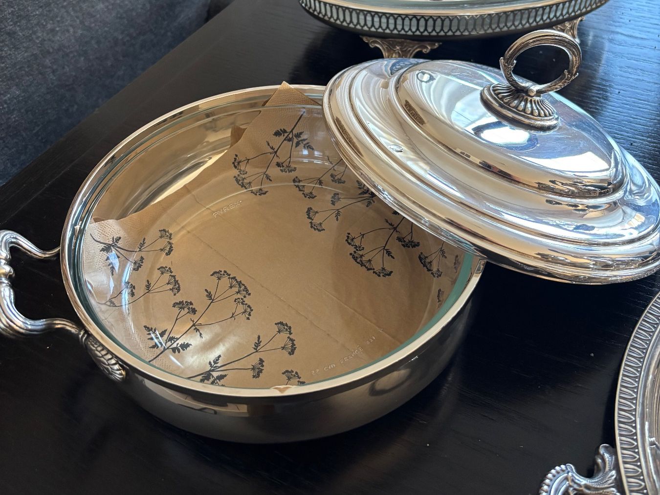 Servierplatten: Deckel Servierplatte mit Pyrex Einsatz - versilbert – Gebraucht aus Egg b. Zürich von sus_8rnb 1