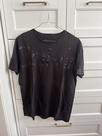 Schwarzes Calvin Klein T-Shirt, Grösse M, für den Sommer!