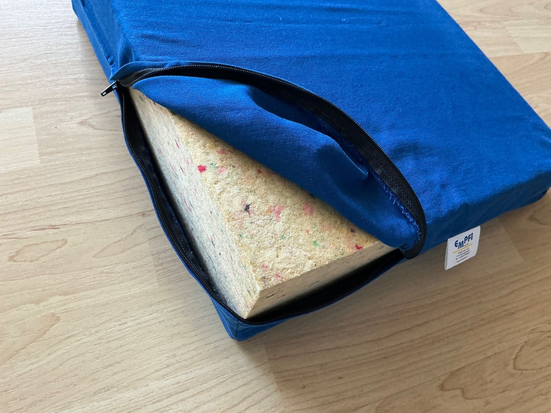 Kissen: Sitzkissen EMPFI blau Keilform – Gebraucht aus Dotzigen von Trucker7 2