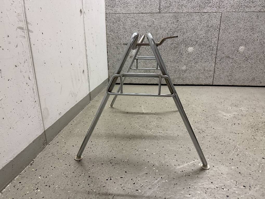 Eames Chaises: Stapelgestell Eames Chair – D'occasion à Luzern par Lina_Lu 1