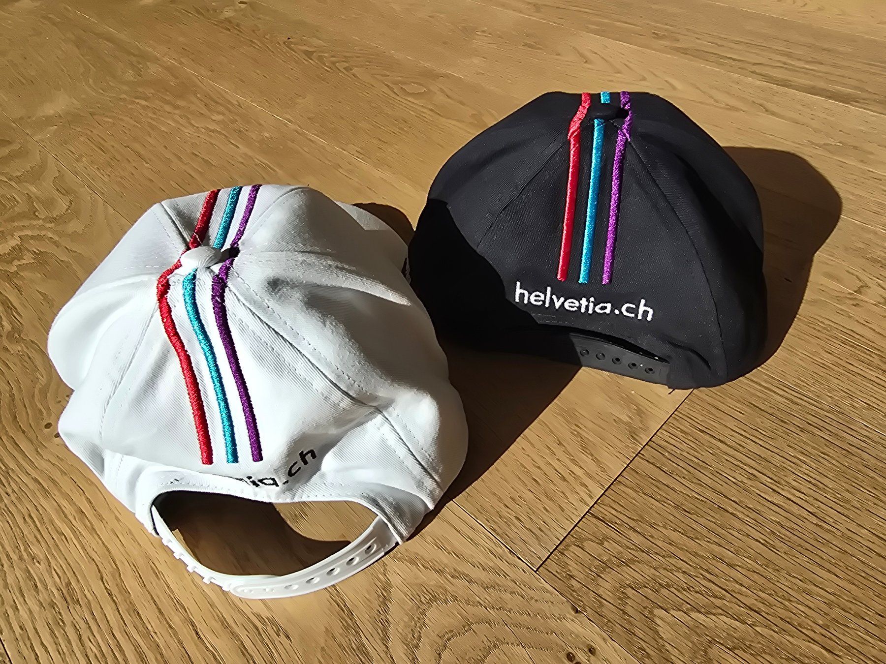 Copricapi, berretti & cappellini: 2 Caps, Helvetia.ch, schwarz & weiss – Usato da Fehraltorf venduto da buylow3000 1