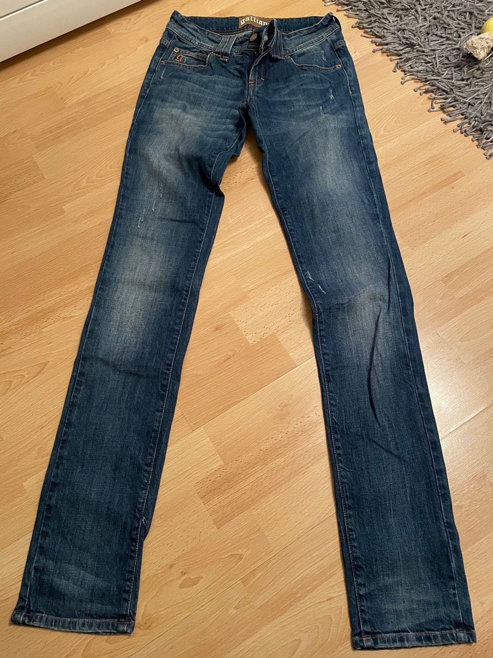 Jeans: Galliano Damenjeans 24/38 – Nuovo (secondo la descrizione) da Gossau ZH venduto da SistersBeauty