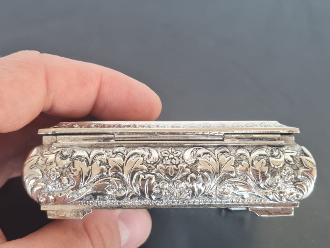 Portagioie: Kleine Schmuckschatulle / Farbe; Silber / rotes Innenfutter – Usato da Safenwil venduto da Husqi2000 5