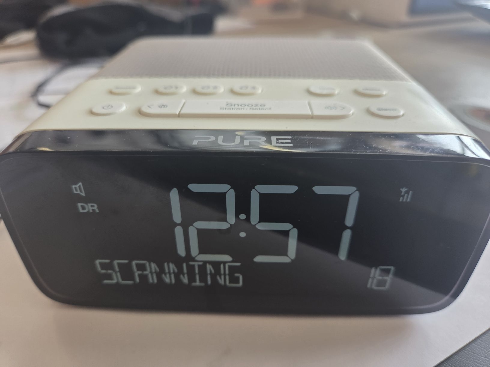 Radios: Pure Siesta Rise Radio Wecker - Top Zustand! Tolles Design. – Gebraucht aus Flawil von Hamdia12 4