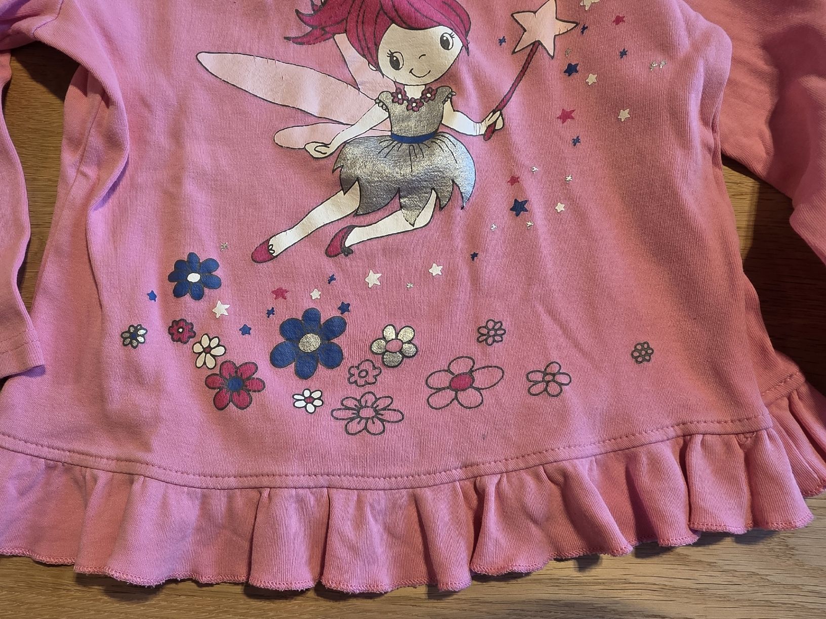 Maglioni & Felpe: 2 Pullover Set 104 rosa mit Fee Blumen Mädchen Skateboard – Usato da Bergdietikon venduto da Staphylococcus 3
