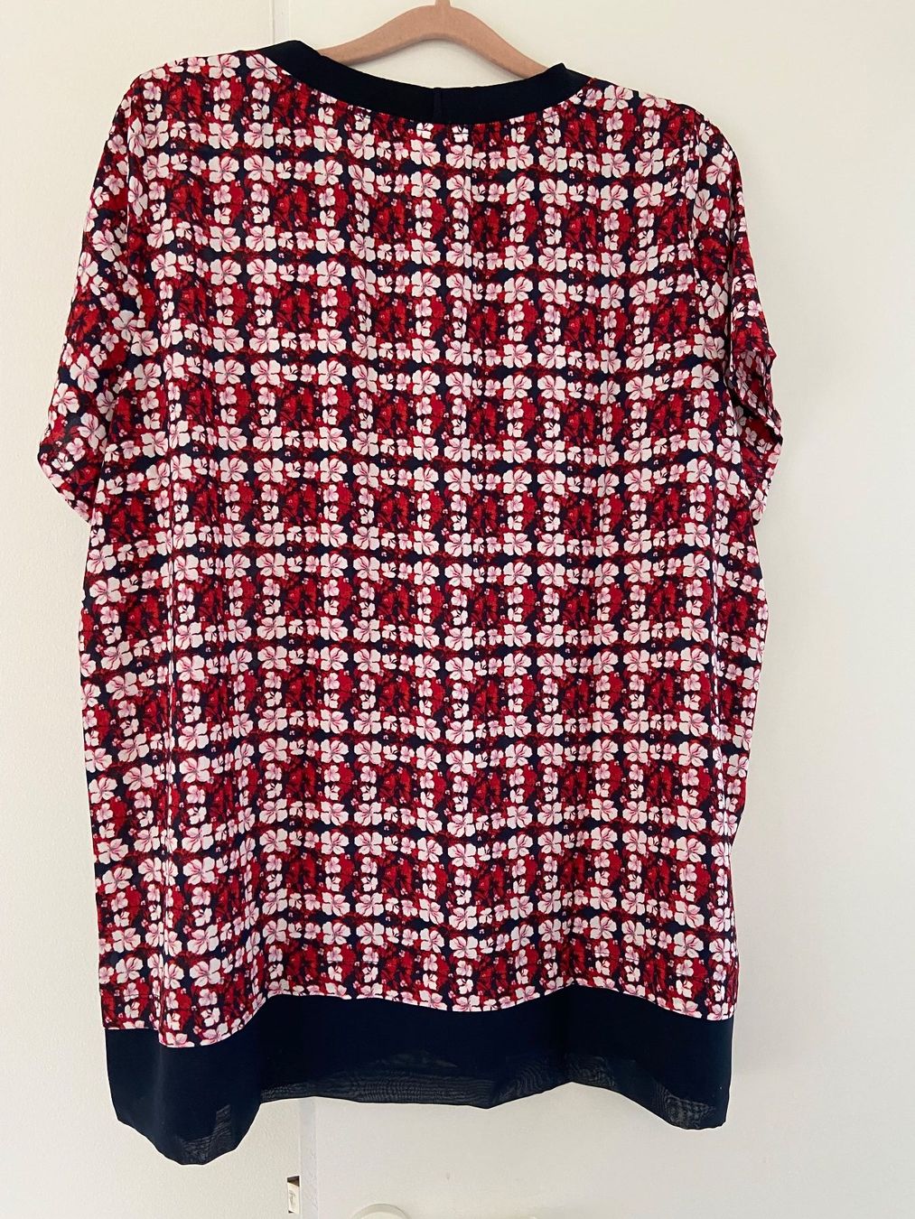 C&A Camicette: Bluse 52 / 54 Rot weiss blau Blumen neu – Nuovo (secondo la descrizione) da Luzern venduto da waterfront1 1