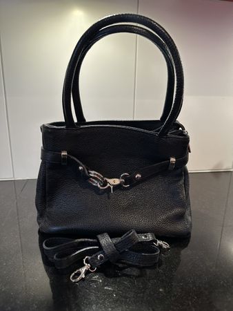 Schwarze Ledertasche Handtasche inkl. Schultergurt