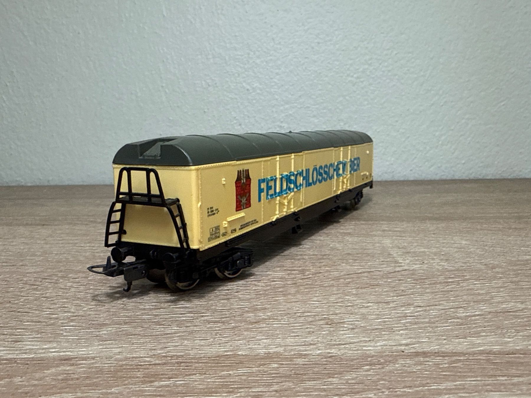 Lima Modellini di ferrovie: Lima Güterwagen Feldschlosschen H0 (243) – Usato da St-Aubin-Sauges venduto da Lo_Go 2