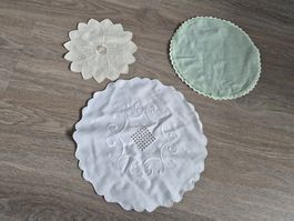3er Set Deckchen, gehäkelt, gestickt, Vintage