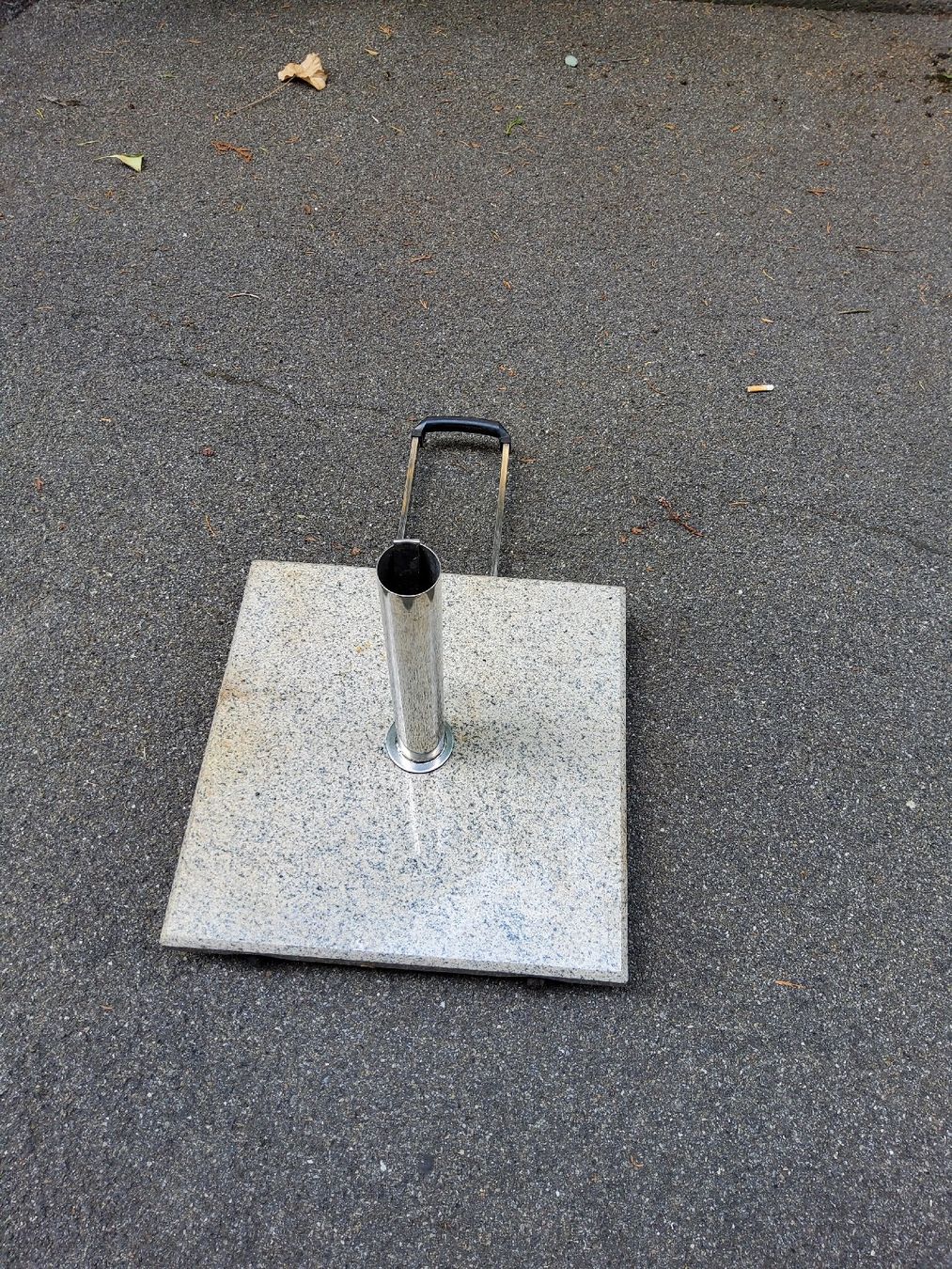 Altro: Granit-Schirmständer 30 kg mit Rollen & Zuggriff – Usato da Winterthur venduto da eob_fw5j 1