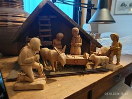 Krippe aus Holz handgeschnitzt mit Figuren guter Zustand