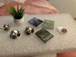 9tlg. Set für die Puppenstube, Teeservice, Blume, Bücher usw