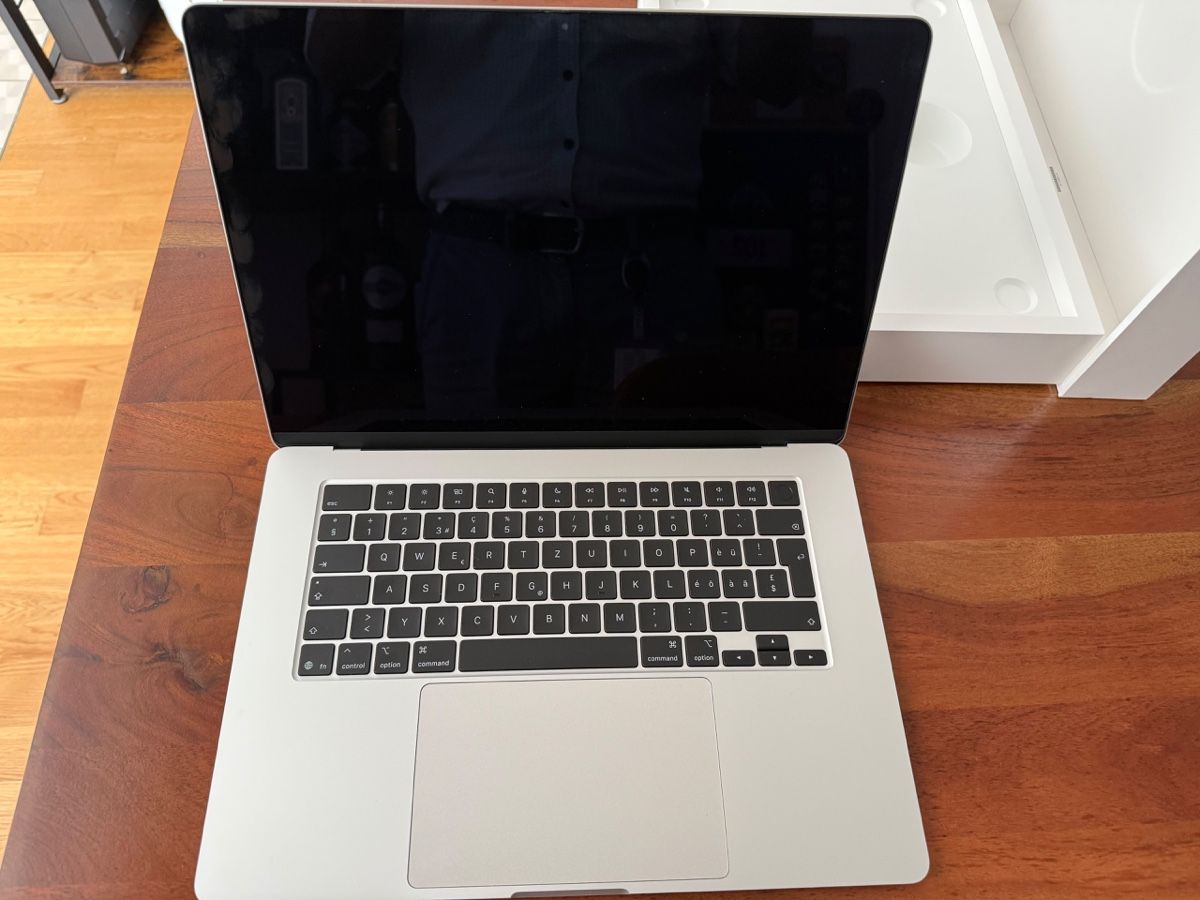 Apple Portables: 15-inch MacBook Air – Neuf avec emballage d'origine à Basel par Coscar