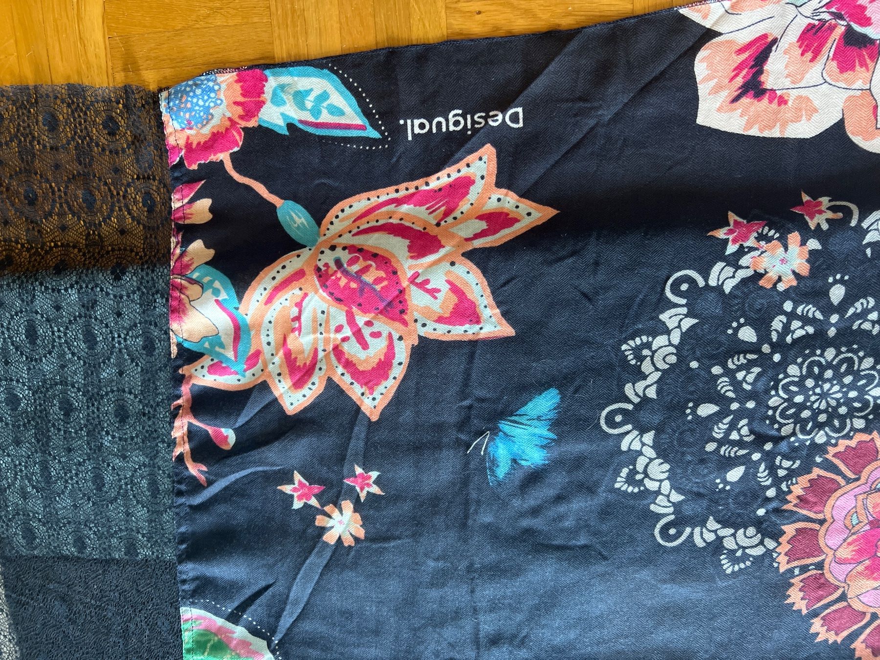 Desigual Foulard & Sciarpe: Schal Desigual – Usato da Winterthur venduto da britsi 1