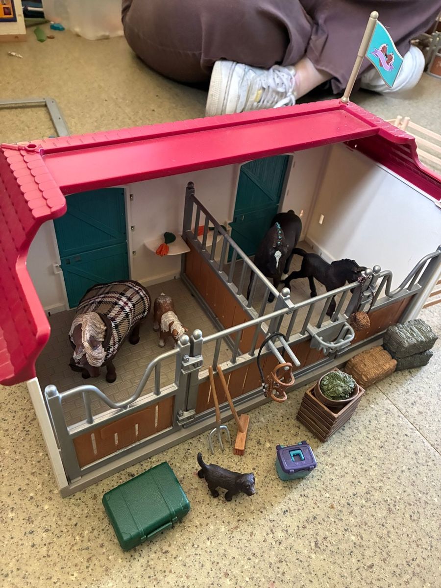 Schleich Spielzeuge: Schleich Haus mit Stall – Gebraucht aus Zuchwil von moa_kel 4