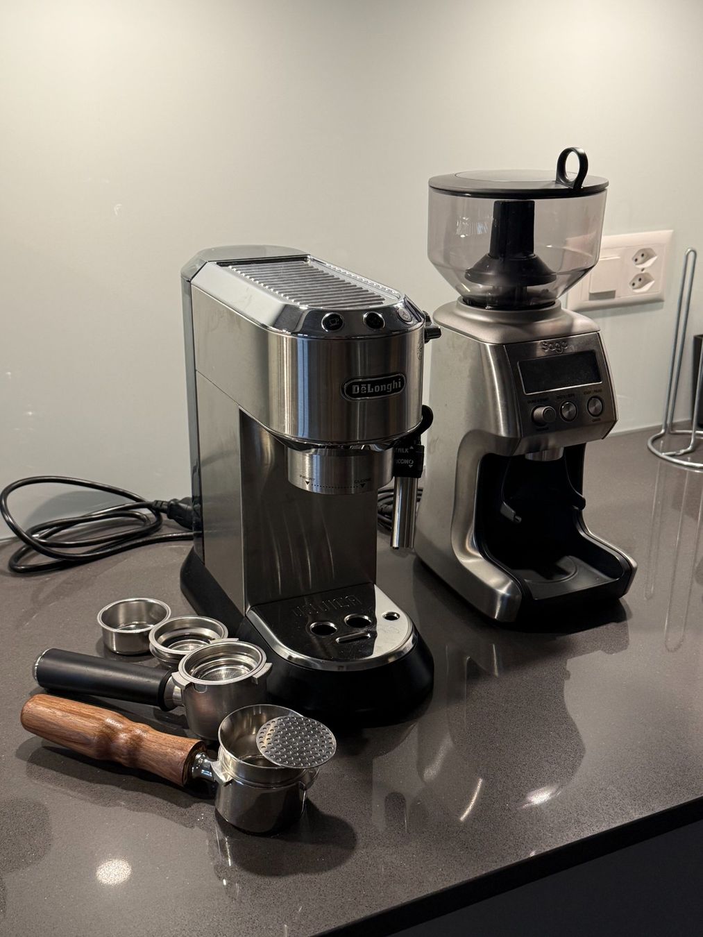 De'Longhi Kaffeemaschinen & Espressomaschinen: DeLonghi Dedica inkl. Sage Smart Grinder Pro – Gebraucht aus Winterthur von t_klauser