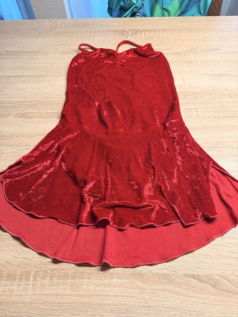 Scarpe, pantaloni & magliette da ginnastica: Samt Kürkleid Rot, Grösse 152! – Usato da Trimbach venduto da Schwaenchen