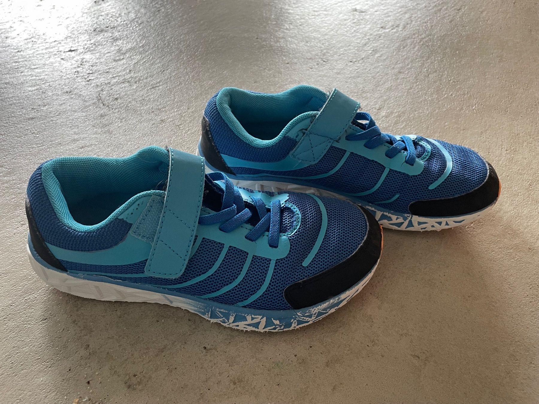 Schuhe für Jungen: Turnschuhe Grösse 34 – Gebraucht aus Ins von Smad 1