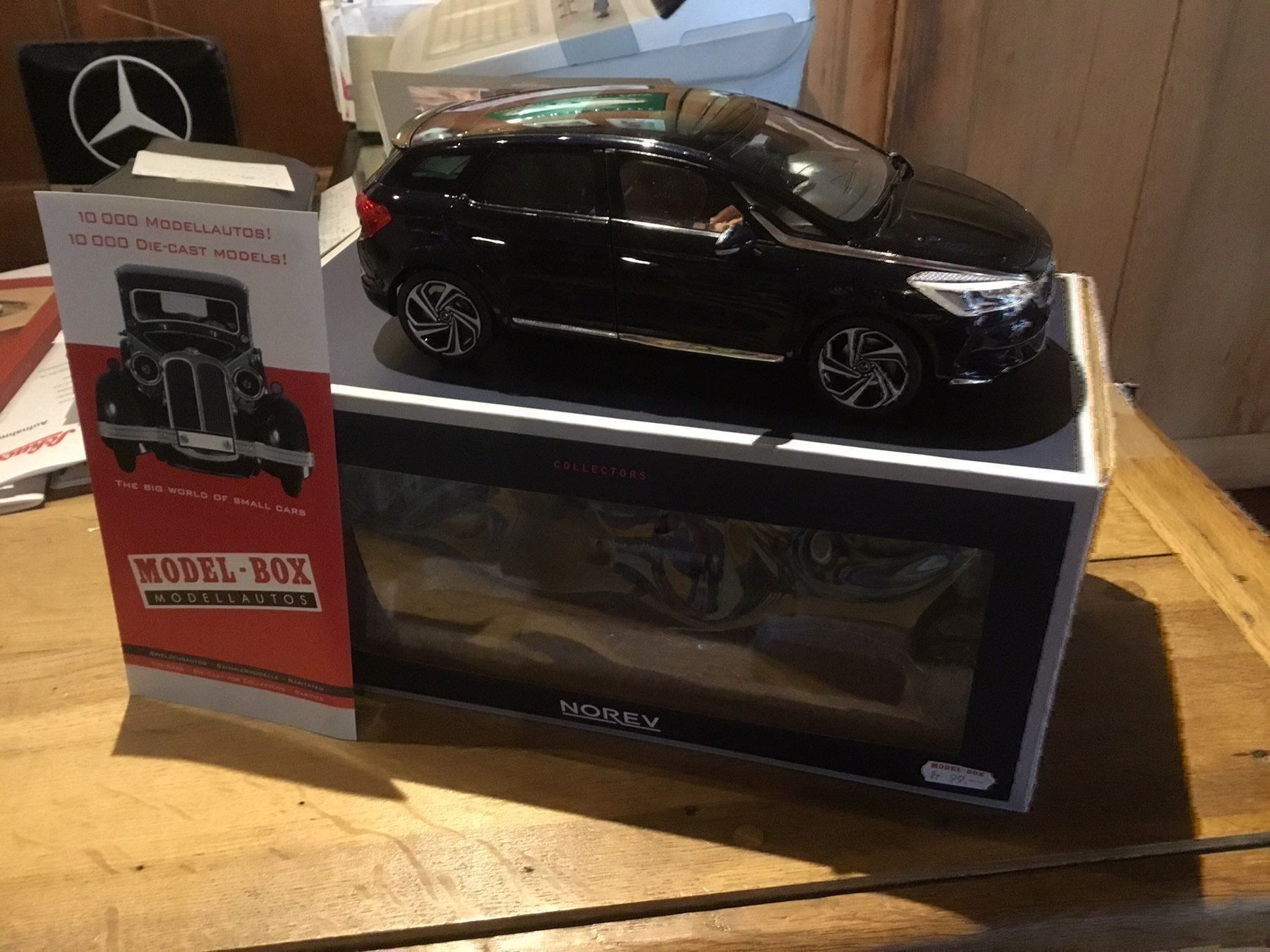 Citroën Modellini d'auto: Citroên DS 5, dunkelblau oder weiss 1:18 – Nuovo e nell'imballaggio originale da Erlenbach im Simmental venduto da Model_box 4