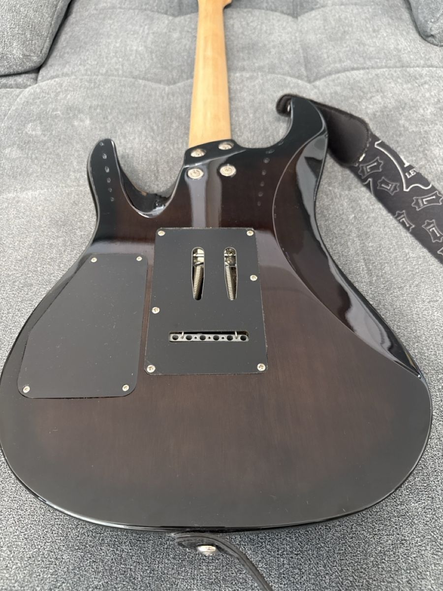 Strumenti musicali: E-Gitarre mit Gurt, Top Zustand – Usato da Hunzenschwil venduto da Amblazing 4