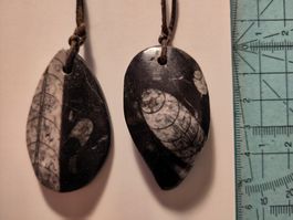 Zwei Schmuckanhänger aus Stein