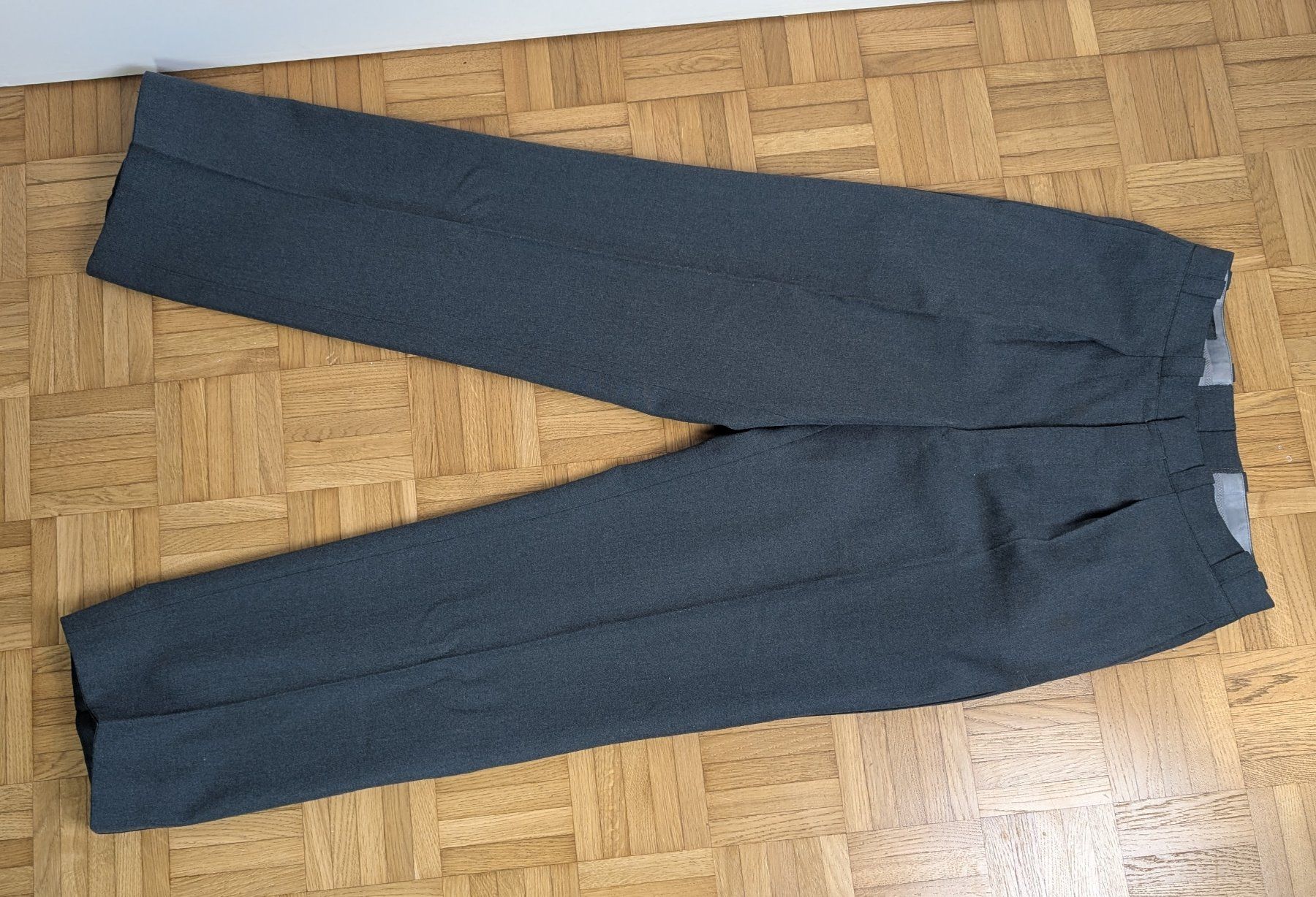 Schweizer Armee Uniformen: Original Schweizer Militär Uniform Hose, Grösse 80 / 38 – Gebraucht aus Zürich von axolottchen