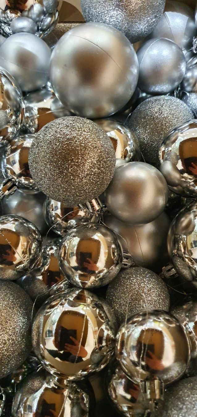 Migros Tutte le decorazioni: Grosses Set: Silberne Weihnachtskugeln - Top Zustand! – Usato da Jona venduto da VivianPatrick 4