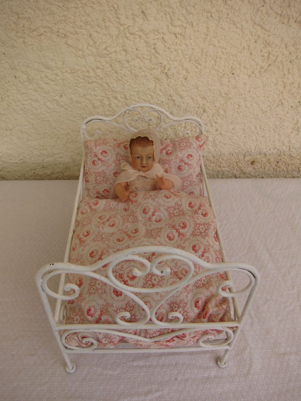 Bambole: Puppenbett mit Celluloid Püppli – Usato da Regensdorf venduto da Eri8057
