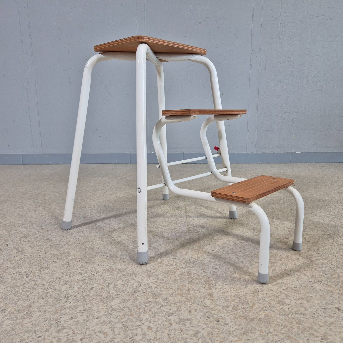Sgabelli: Step-Stool Tritthocker 3-Tritt Hocker braun weiss – Usato da Nottwil venduto da Wondewa-Shop