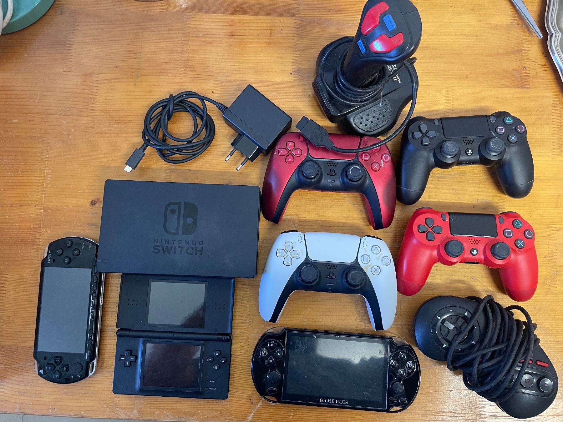 Nintendo Controller: Diverse Nintendo SwitchPS PSP Zubehör Unkontrolliert – Gebraucht aus Dällikon von buyandbehappy