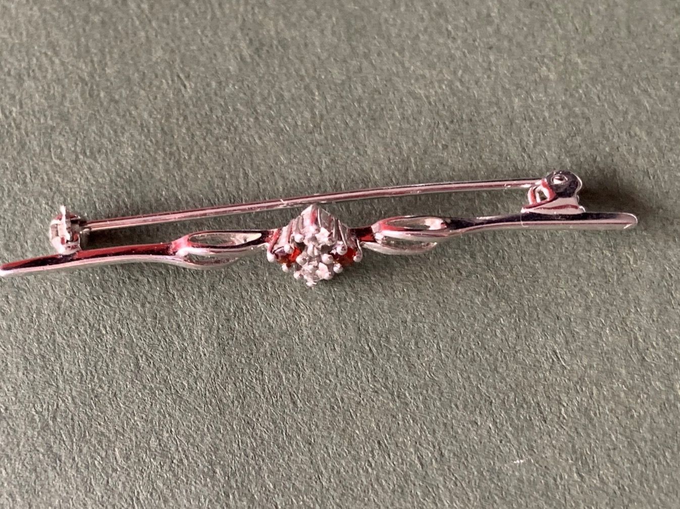 Spille & Fermagli: Klassische Brosche rot/weiss – Usato da Laufen venduto da Bellebellezza 3