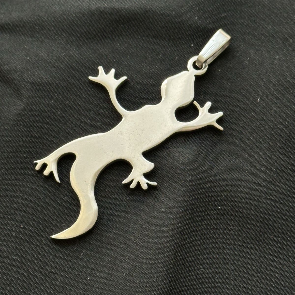 Pendentifs: Edelstahl Eidechse Anhänger Farbe Silber – Neuf (Voir description) à Givisiez par dor_xb9k