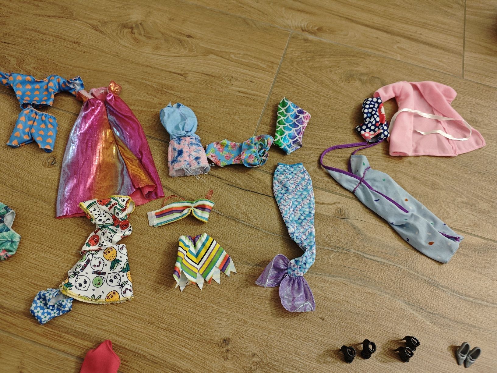Giocattoli: Barbiekleider, -schuhe, Sonnenbrillen etc. – Usato da Gibswil venduto da jibbi01 3