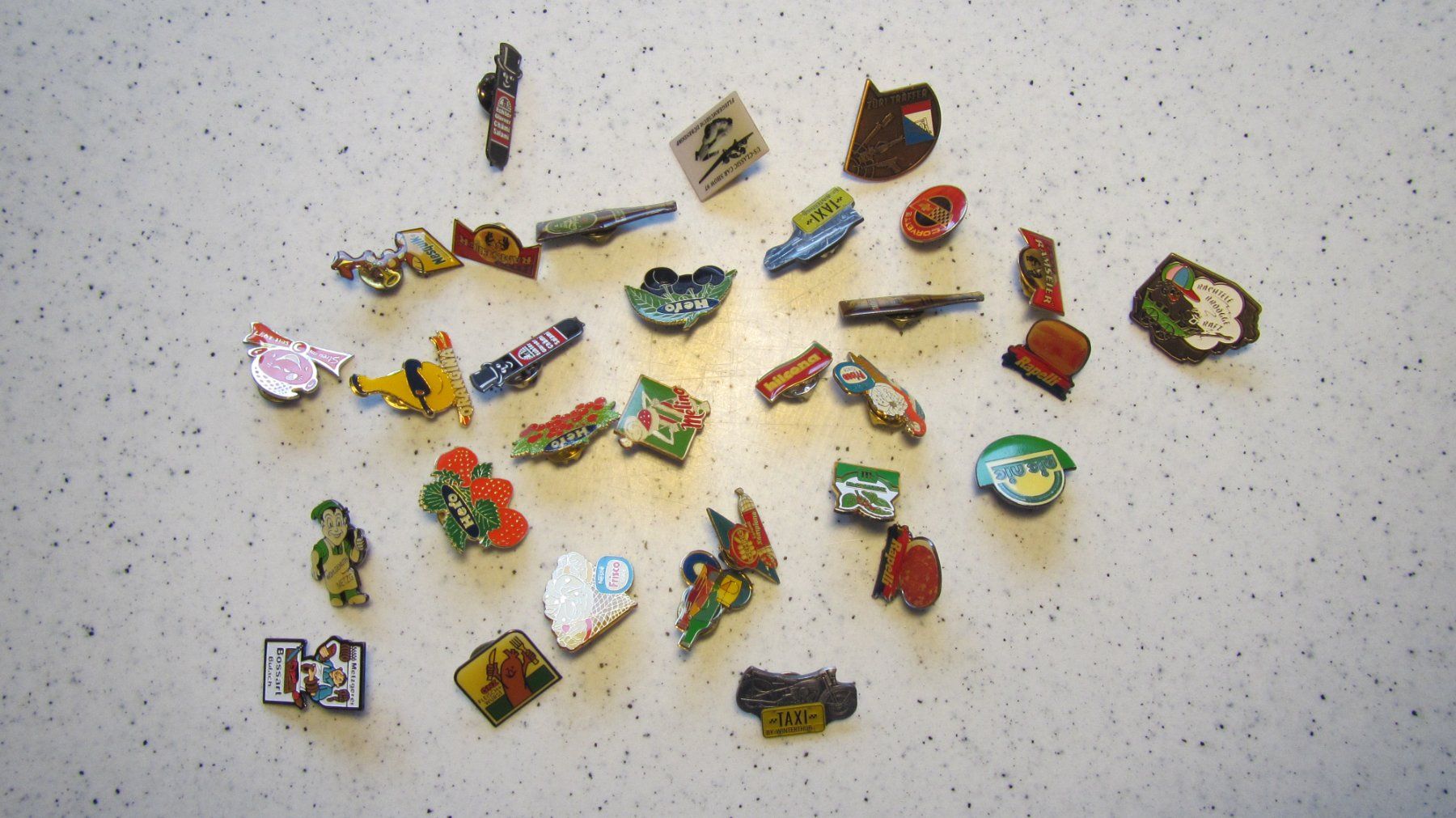 Placchette & Badge: 34 diverse Pins – Usato da Rafz venduto da stg101