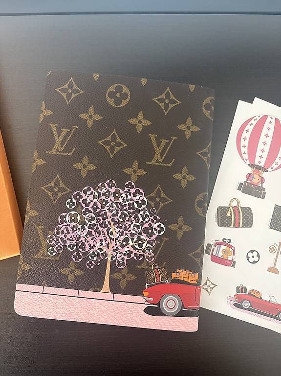 Louis Vuitton Schreibblöcke: Louis Vuitton Notebook  Vivienne in Paris – Gebraucht aus Alchenflüh von Mjoysal._ 2