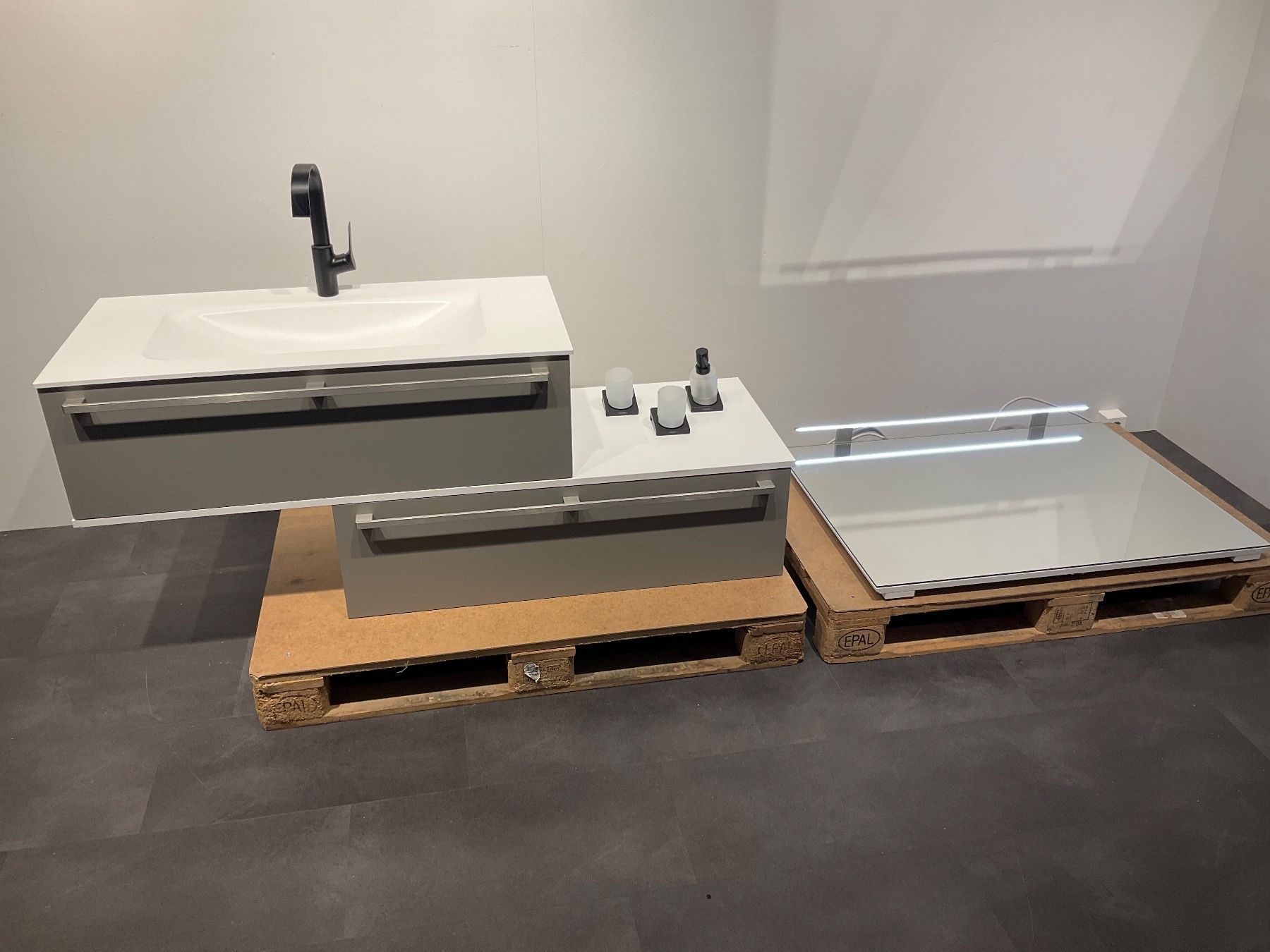 Mobili per bagno: 074 Badmöbelkombination, weiss/grau, 150cm – Nuovo (secondo la descrizione) da Derendingen venduto da Meisterstuecke