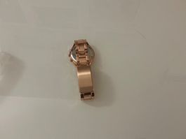 Schicke Damenuhr Roségold mit Strass Steinen
