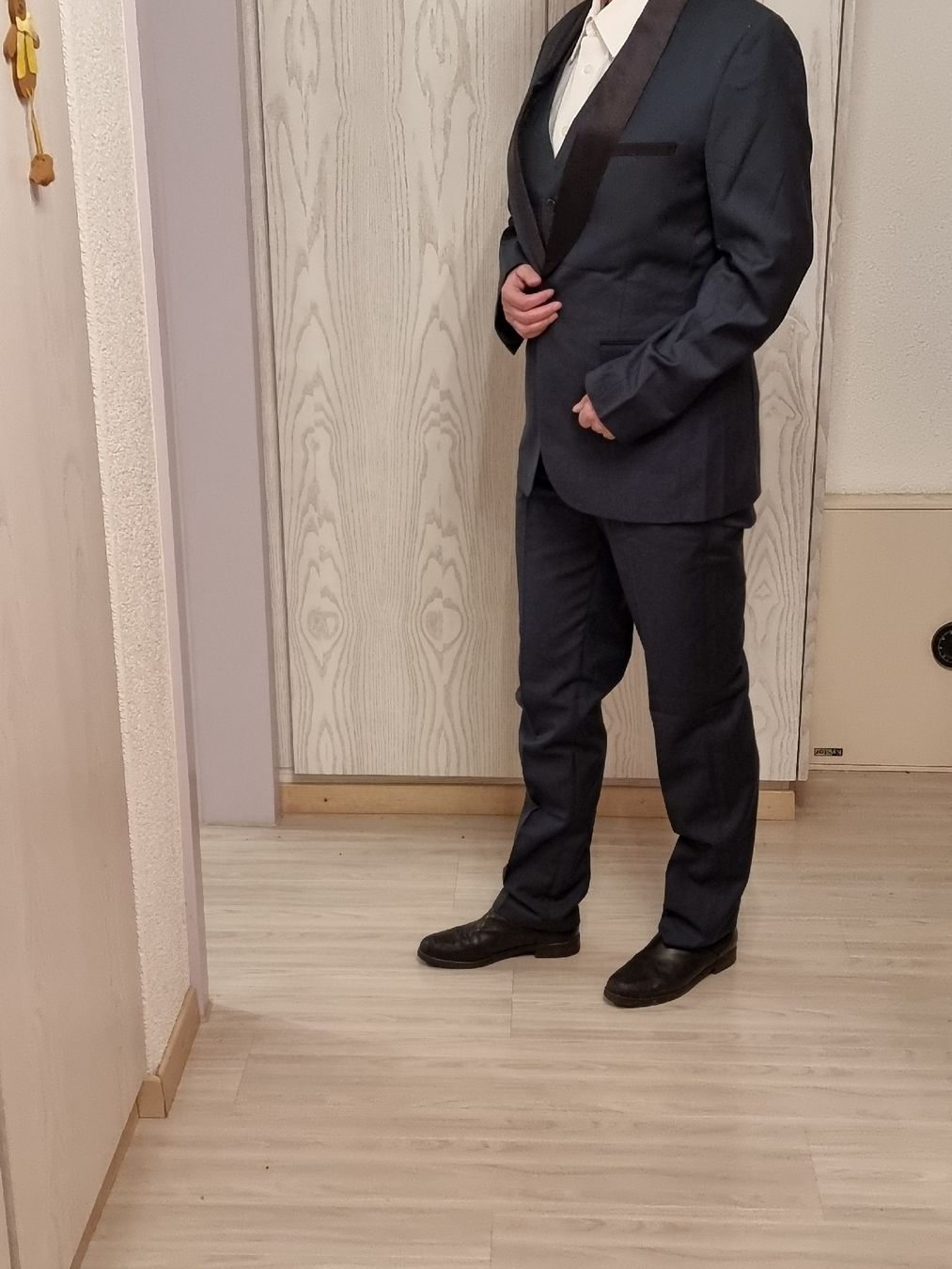 Anzüge: Herrenanzug mit Gilet – Neu und originalverpackt aus Uetendorf von .Eidgenosse. 5