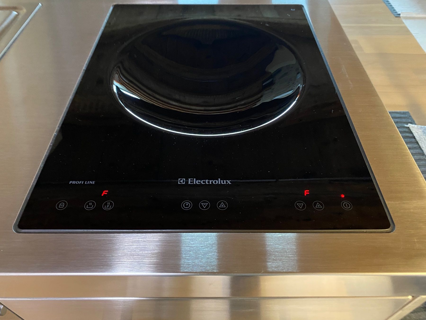 Electrolux Cucine: Outdoorkitchen m Induktionswok Teppan GlaskeramikBackofen – Nuovo (secondo la descrizione) da Bremgarten AG venduto da 2N1 4