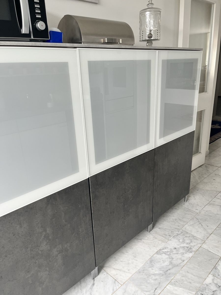 Ikea Cassettiere: IKEA-BESTA-Sideboard mit Milchglasfronten & Betonoptik – Usato da Ehrendingen venduto da Mcarmela