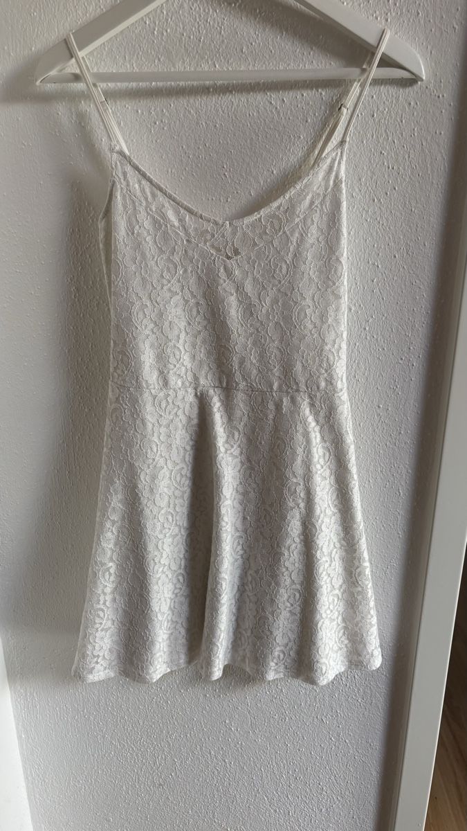 Hollister Kleider: Schönes Kleid, weiss mit Spitze – Gebraucht aus Roggwil BE von R..