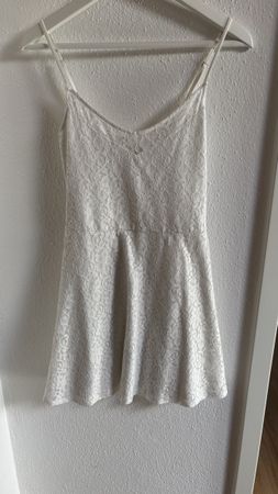 Schönes Kleid, weiss mit Spitze