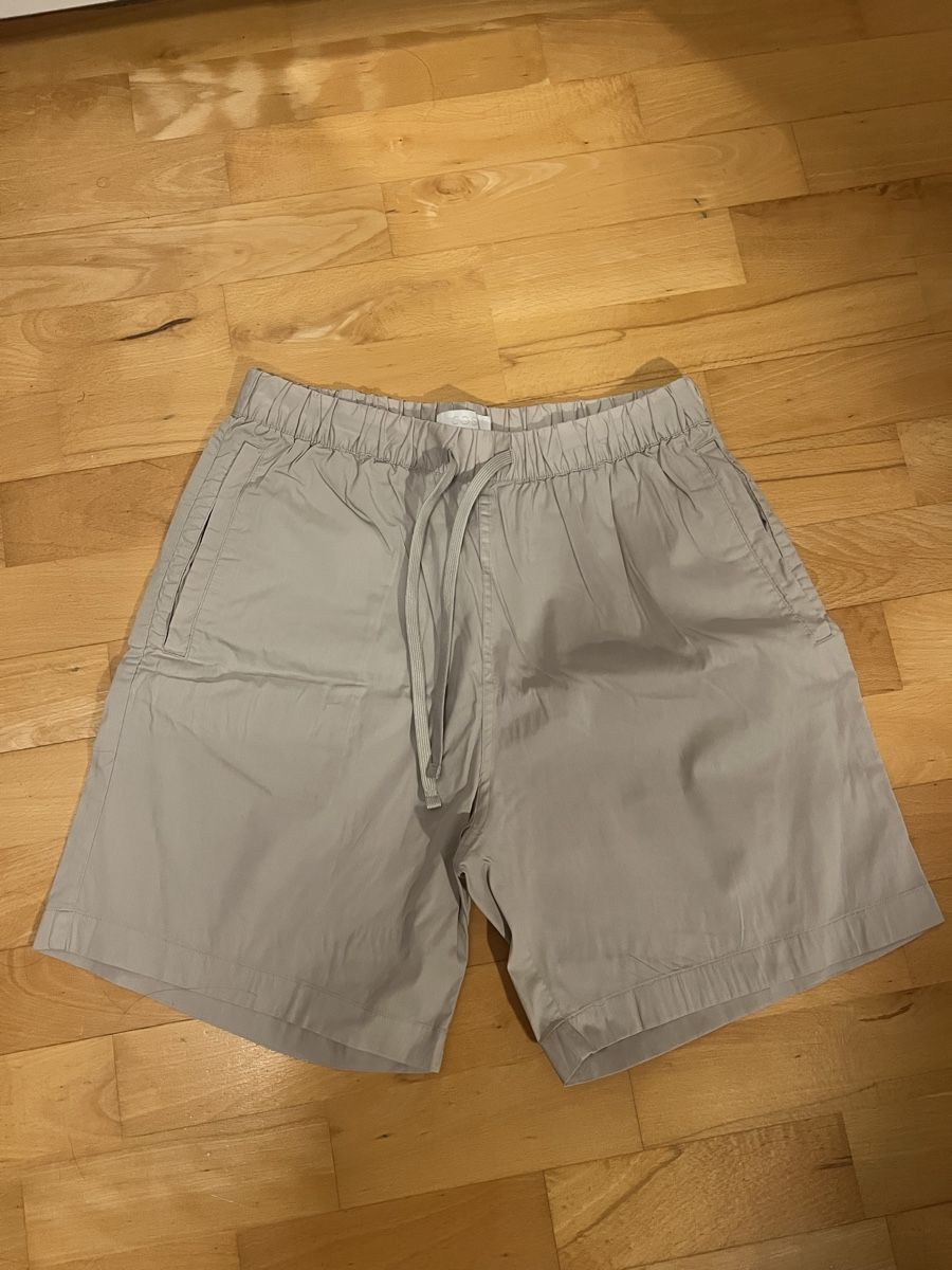 Cos Pantaloni: Short COS beige taille S – Usato da Villars-Ste-Croix venduto da Maaaat